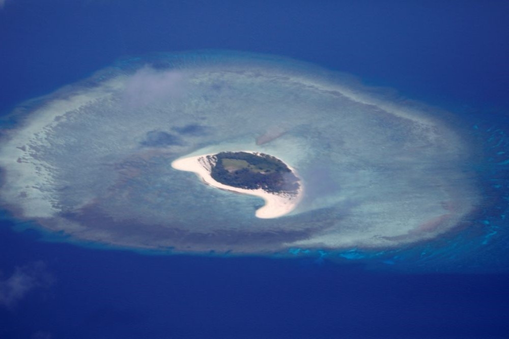 美國海軍驅逐艦迪凱特號9月30日航行南沙群島。（湯森路透）