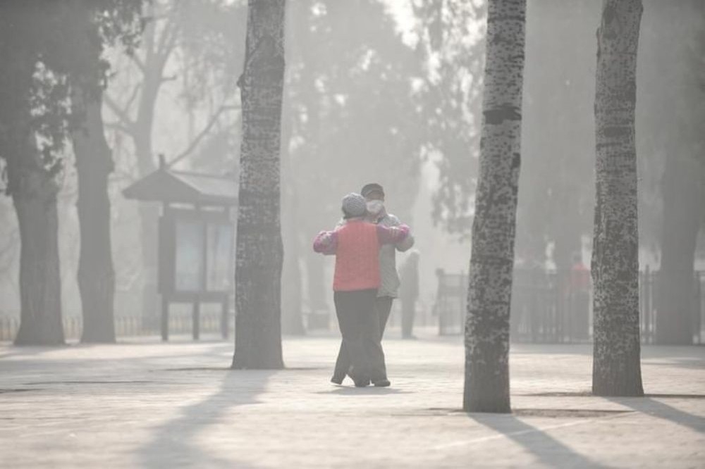 遭遇霧霾襲擊的北京民眾。（湯森路透）