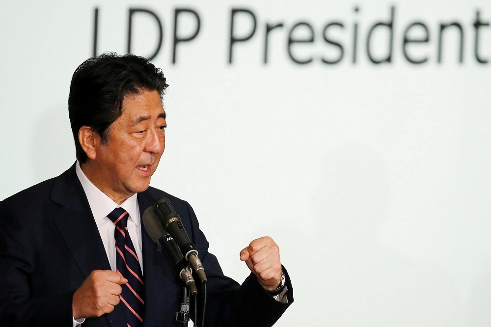 日本首相安倍晉三贏得黨內黨魁選舉，2日宣布內閣人事名單。（湯森路透）