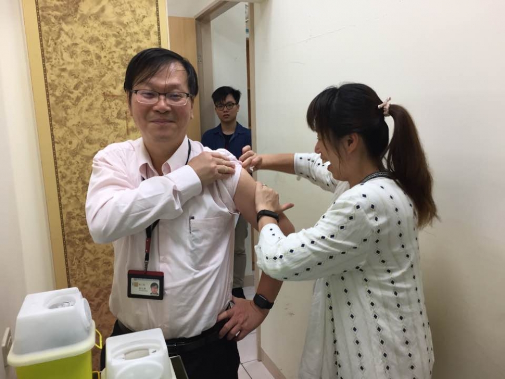 疾管署副署長莊人祥(圖左)指出，因世界衛生組織改變流感疫苗株的組成，導致疫苗廠培養病毒株較預期為慢，生產時程比往年延後約1個月，影響疫苗交貨。（圖片取自莊人祥臉書）
