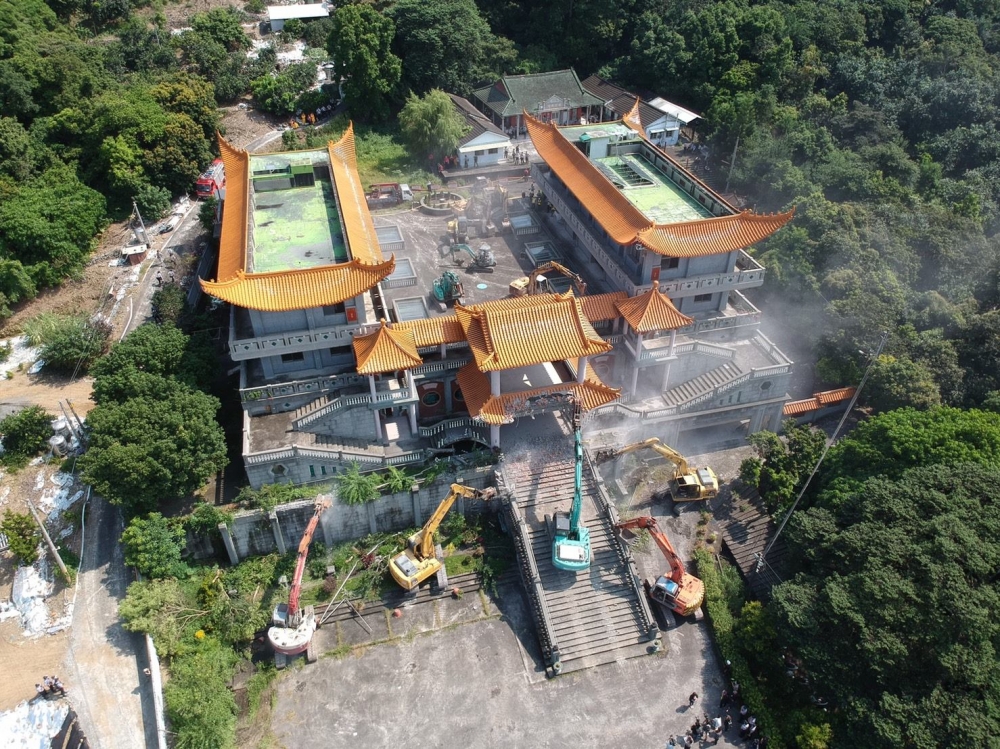 彰化縣府在《紐約時報》大規模報導「台灣古廟升起五星旗」的消息之後，匆匆拆掉這座碧雲寺。（圖片摘自魏明谷臉書）