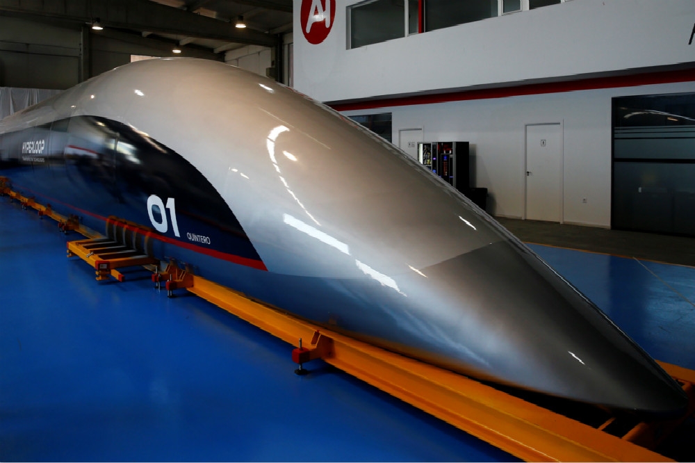 美國超級高鐵公司2日在西班牙公開「超級高鐵」原型車廂。（湯森路透）