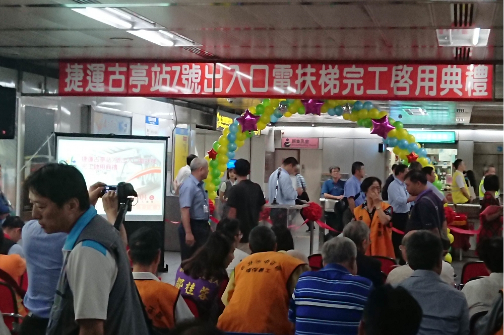 4日捷運古亭站舉辦電扶梯完工啟用典禮，台北市長柯文哲受邀剪綵。（圖片取自PTT）