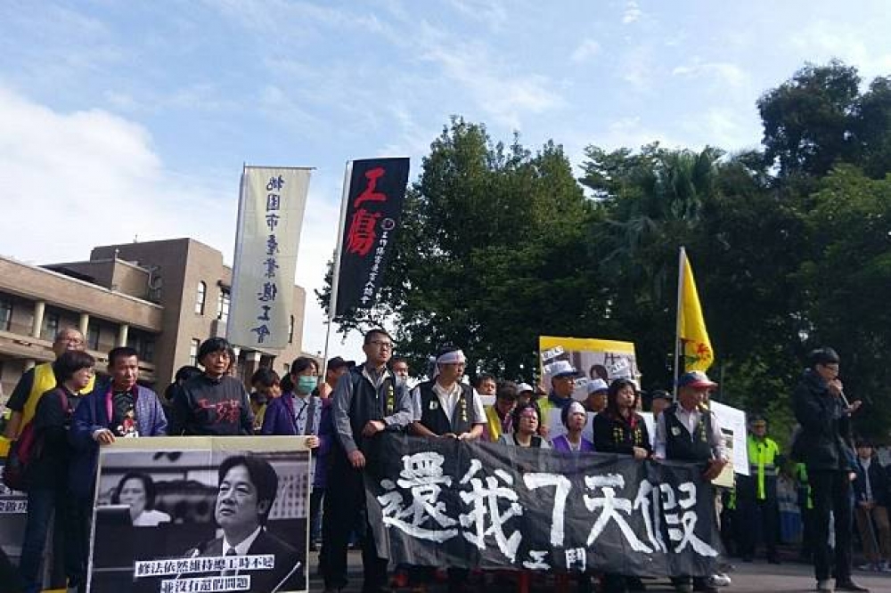 勞團27日前往行政院大門口前抗議，呼籲行政院長賴清德不要硬推過勞法案。（攝影：陳禹銜）