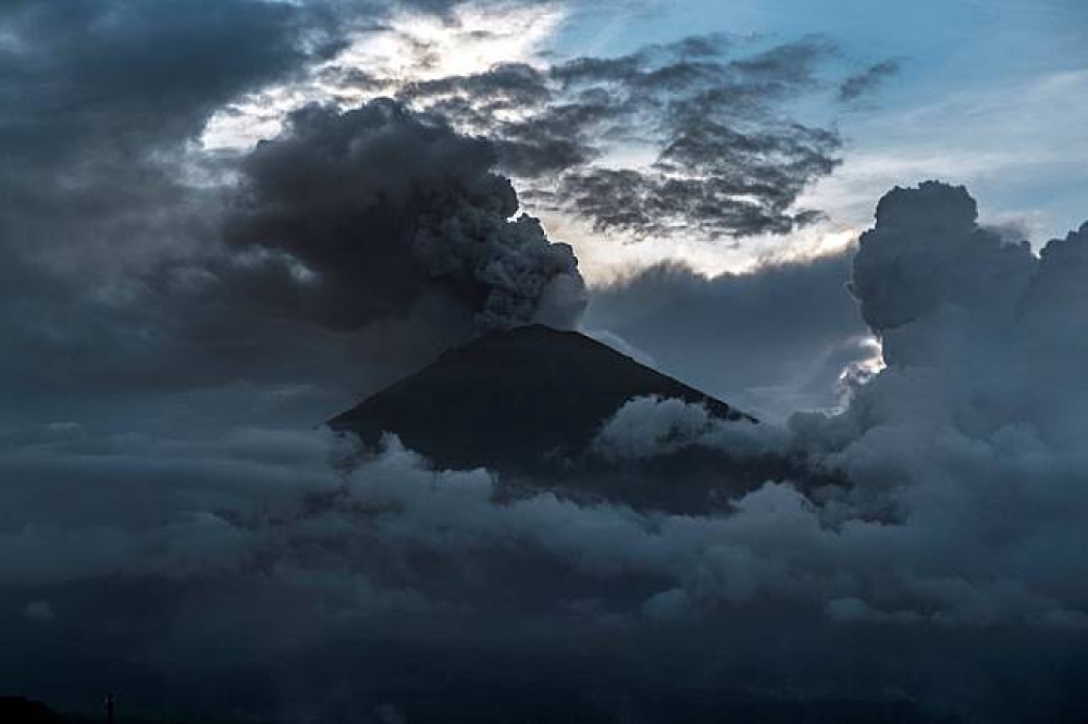 阿貢火山從今年8月恢復活動，11月起已二度噴發。（湯森路透）