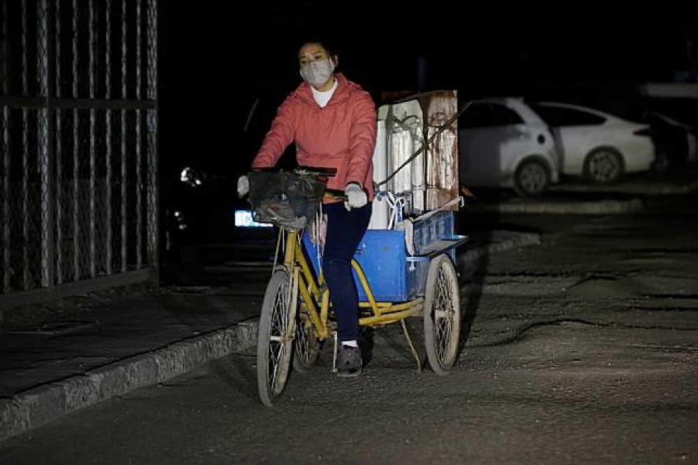 遭北京政府強制驅離的人民，被迫在寒冷的夜晚中帶著家當出走。（湯森路透）