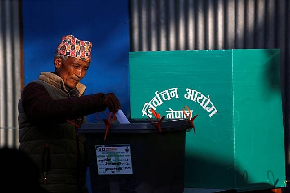 一名尼泊爾選民投下選票。（湯森路透）