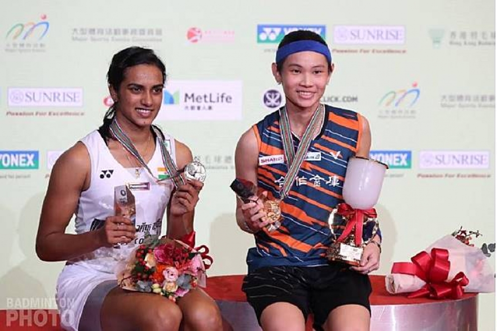 台灣羽球球后戴資穎（右）在香港羽球超級賽中擊敗印度女將辛度（左）取得今年第7座冠軍。（圖片取自戴資穎臉書）