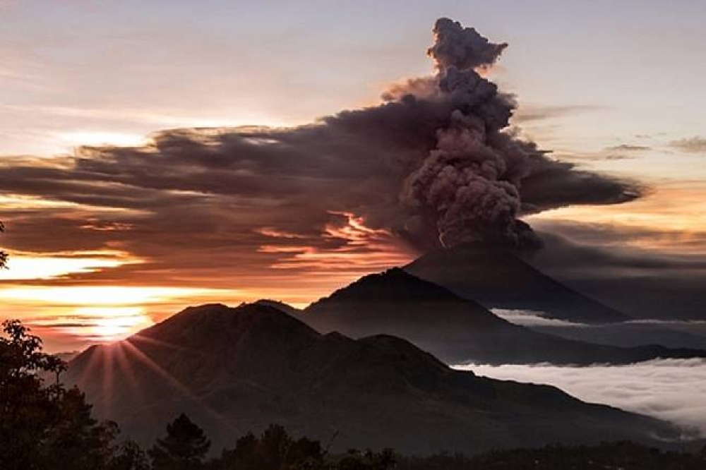 印尼阿貢火山一周內出現兩次噴發活動，導致許多航空公司取消往返峇里島當地航班。（湯森路透）