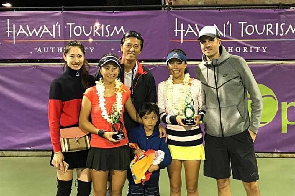 謝淑薇、謝淑映在夏威夷公開賽中，獲得女雙冠軍。（圖片取自謝淑映臉書專頁）