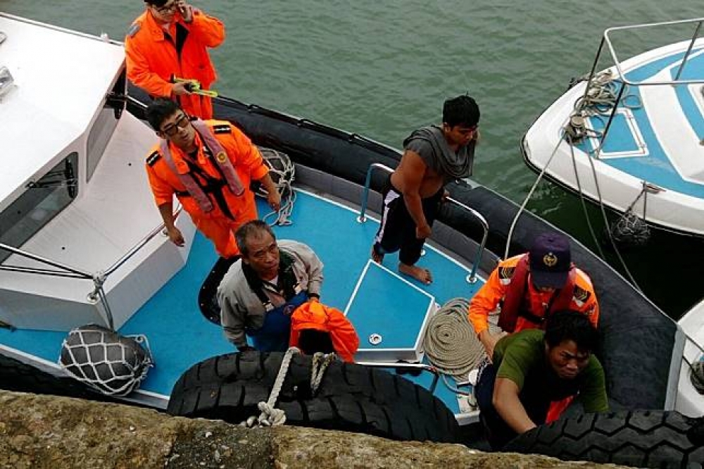 台北港驚傳舢舨翻覆意外，還有兩名印尼籍漁工失蹤，搜救持續進行中。（新北消防局提供）