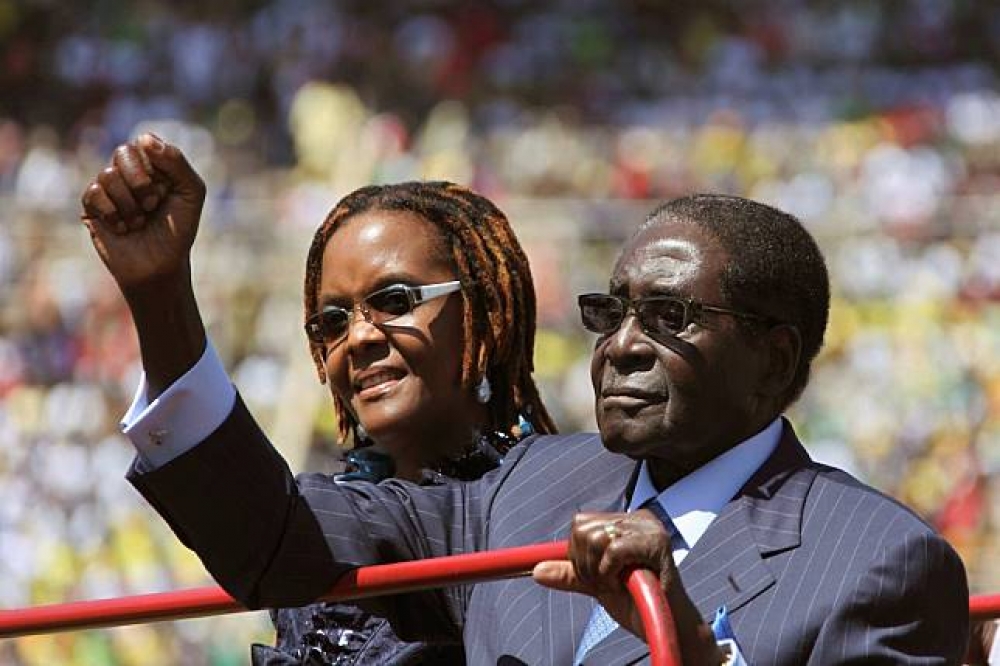 辛巴威前總統穆加比偕妻子葛瑞絲出席2013年8月22日的就職典禮。（湯森路透）