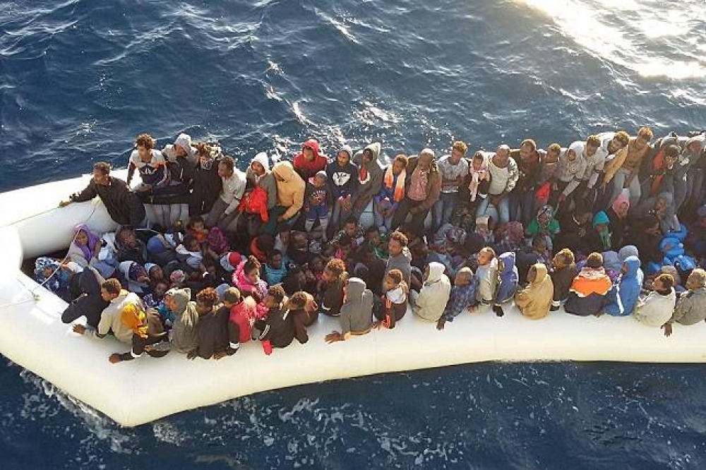 一艘載有難民的小艇25日於利比亞（Libya）外海翻覆，目前已有200人獲救，而這起意外已造成至少31人罹難。（湯森路透）