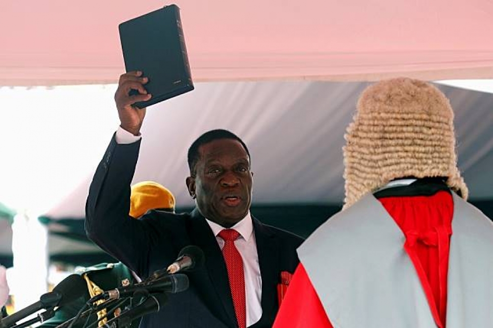辛巴威前副總統姆南加瓦24日就任臨時總統。（湯森路透）