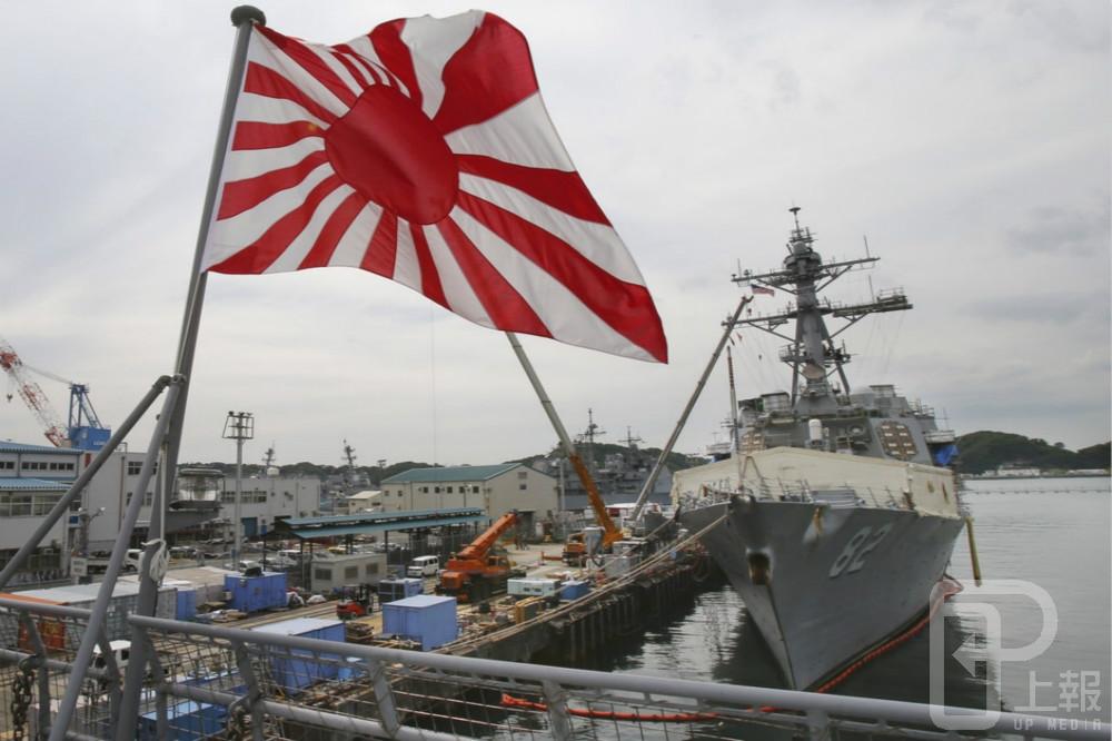 懸掛「旭日旗」、停靠於橫須賀港內的日本國東號兩棲運輸艦。（美聯社）