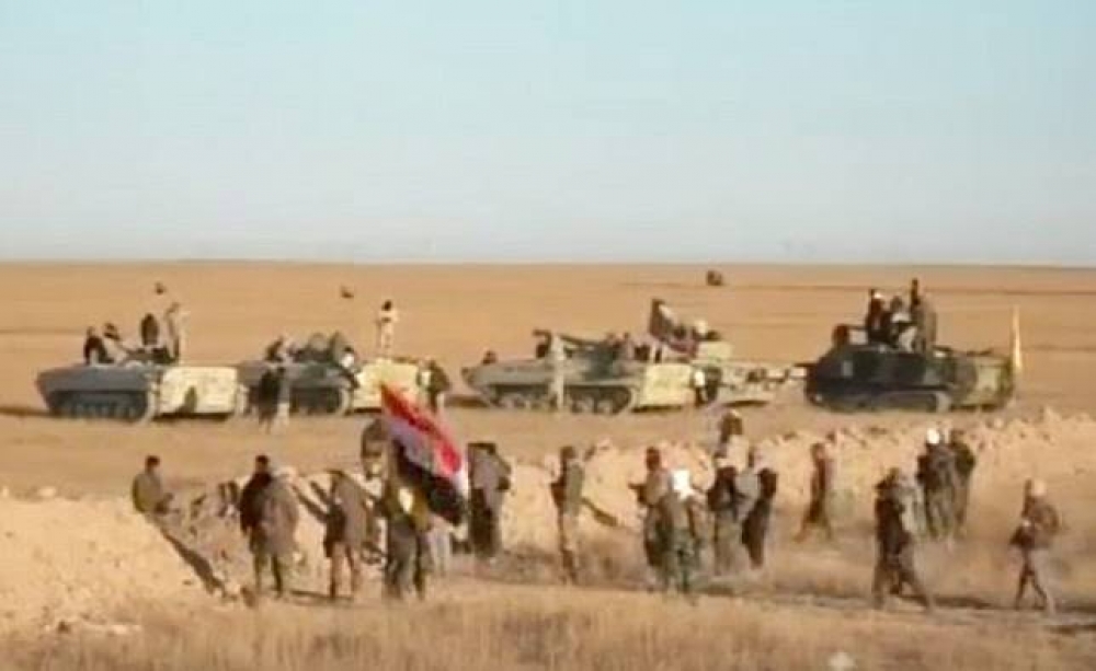 打擊伊斯蘭國任務進入最後階段，伊拉克軍隊進駐伊敘邊界沙漠地帶。（湯森路透）