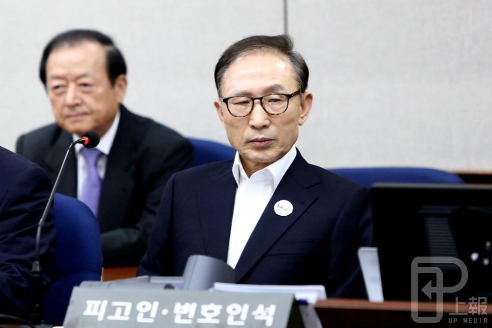 韓國前總統李明博（圖右）出庭應訊。（湯森路透）