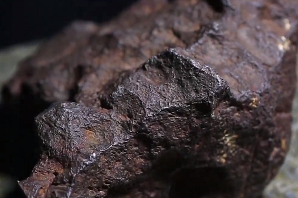 22.5磅（約10公斤）重的隕石「埃德莫爾（Edmore）」（截自Youtube「Central Michigan University」頻道）