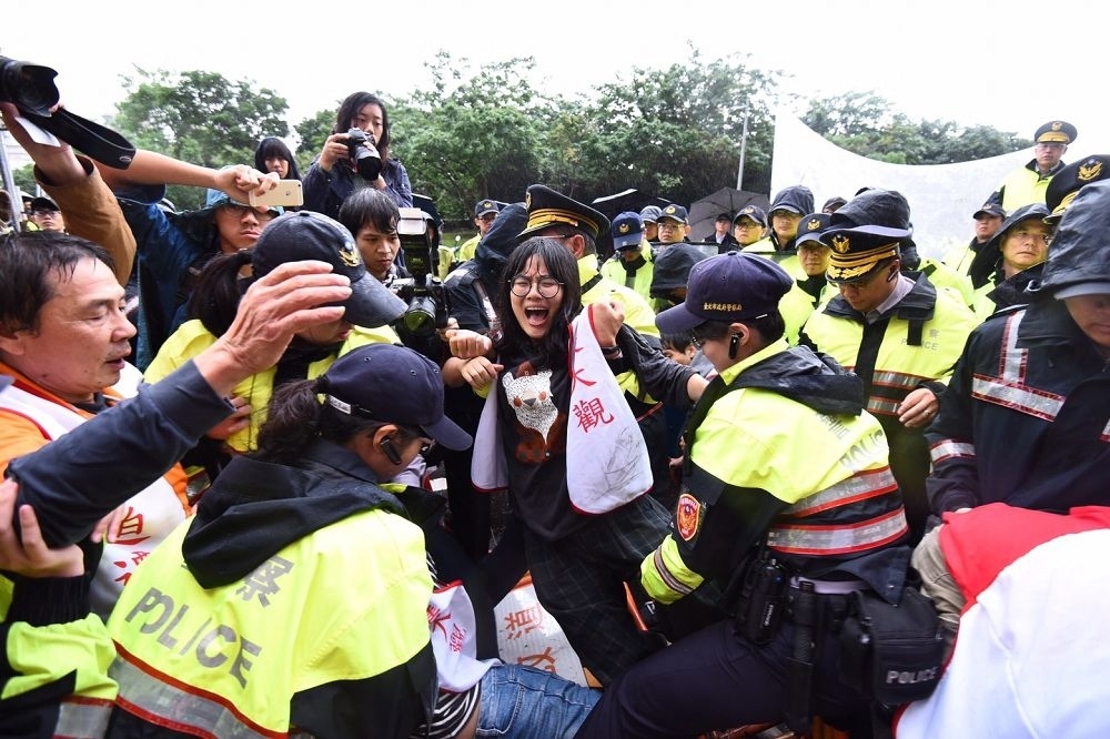 大觀事件自救會22日攔阻蔡英文車隊抗議，與警方爆發激烈衝突。（攝影：李昆翰）