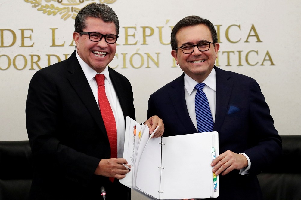 墨西哥經濟部長瓜爾哈多（左）30日向墨西哥議員莫雷亞爾（右）遞交《北美自由貿易協定》談判摘要。（湯森路透）