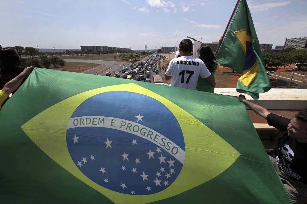 巴西大選將在7日展開，此次選舉不僅考驗當選人扭轉頹勢的能力與挑戰，並將影響巴西未來的走向。（美聯社）