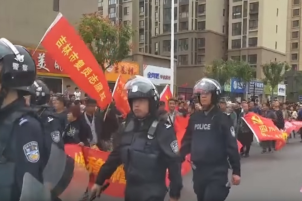 中國山東平度市自4日起出現退伍軍人維權活動，並陸續有其他地區老兵前來聲援，當局出動大批警力鎮壓。（翻攝自Youtube）