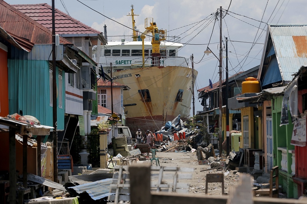 印尼蘇拉威西島（Sulawesi）9月28日遭遇芮氏規模7.5的強震以及後續海嘯襲擊，至今已有逾1700人喪命。（美聯社）