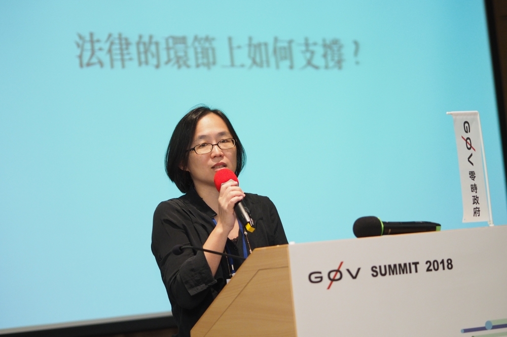 律師侯宜秀長期擔任G0V（零時政府）的法律顧問，她指出，很多人誤以為G0V是一個正式組織，「其實就是G0V一群人聚在一起，針對議題發起專案。」（攝影：g0v Summit 2018 紀錄組）