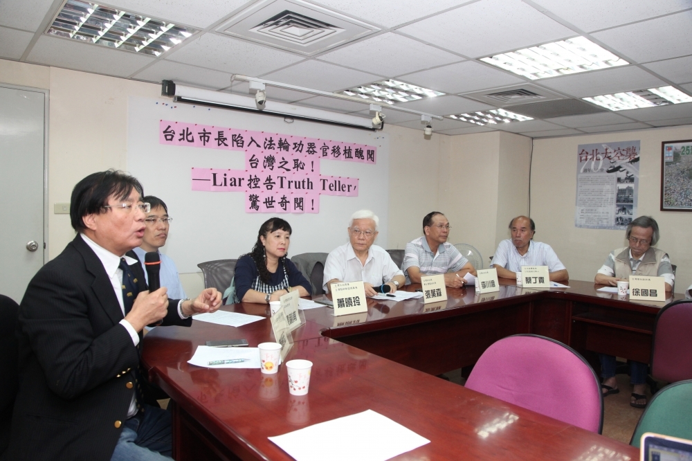 獨派團體台灣北社8日開記者會，要求柯文哲對「屠殺」作家葛特曼對他的質疑正面回應，交代清楚。（攝影：張哲偉）