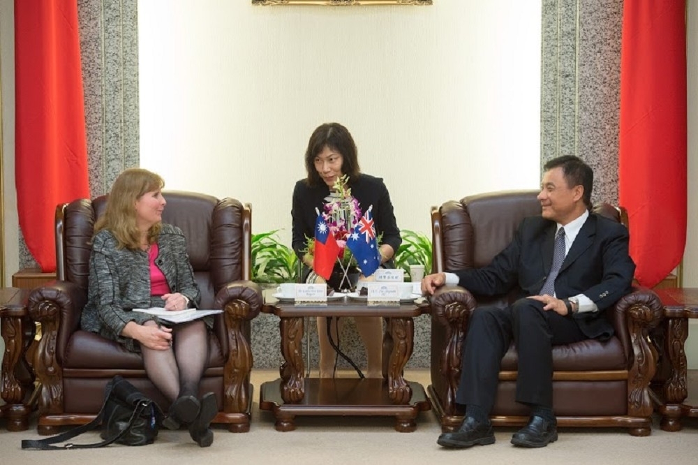 澳洲駐台辦事處針對台澳FTA遭中國打壓一事回應。圖為代表雷家琪2016年與蘇嘉全會面。（圖片取自立法院網站）
