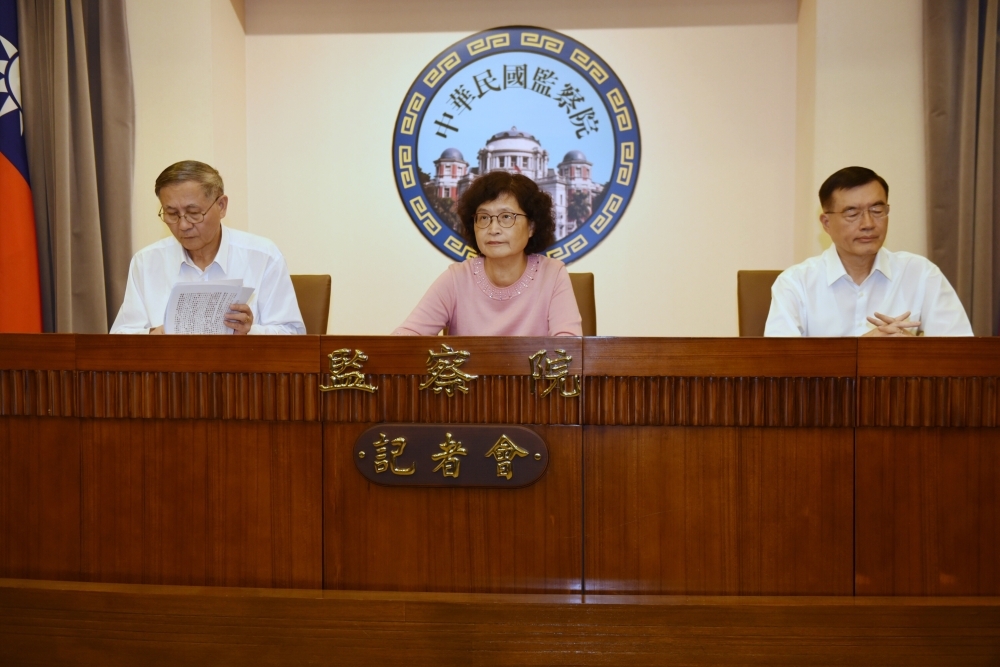 監察院院會9日以14票比11票通過年金改革法案釋憲聲請案，11位監察委員呼籲，應遵憲守法，避免恣意擴張監察權。（攝影：鄭宇騏）