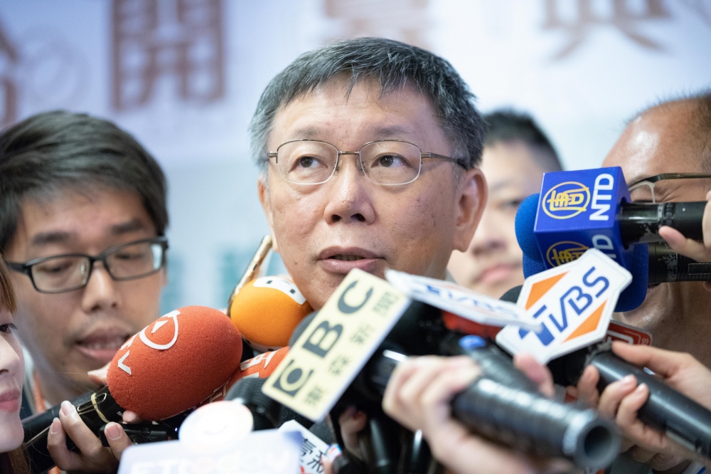 柯文哲11日受訪時稱，台灣政黨政治太肅殺，現在藍綠議員幾乎沒人敢找他去站台。（柯文哲競選辦公室提供）