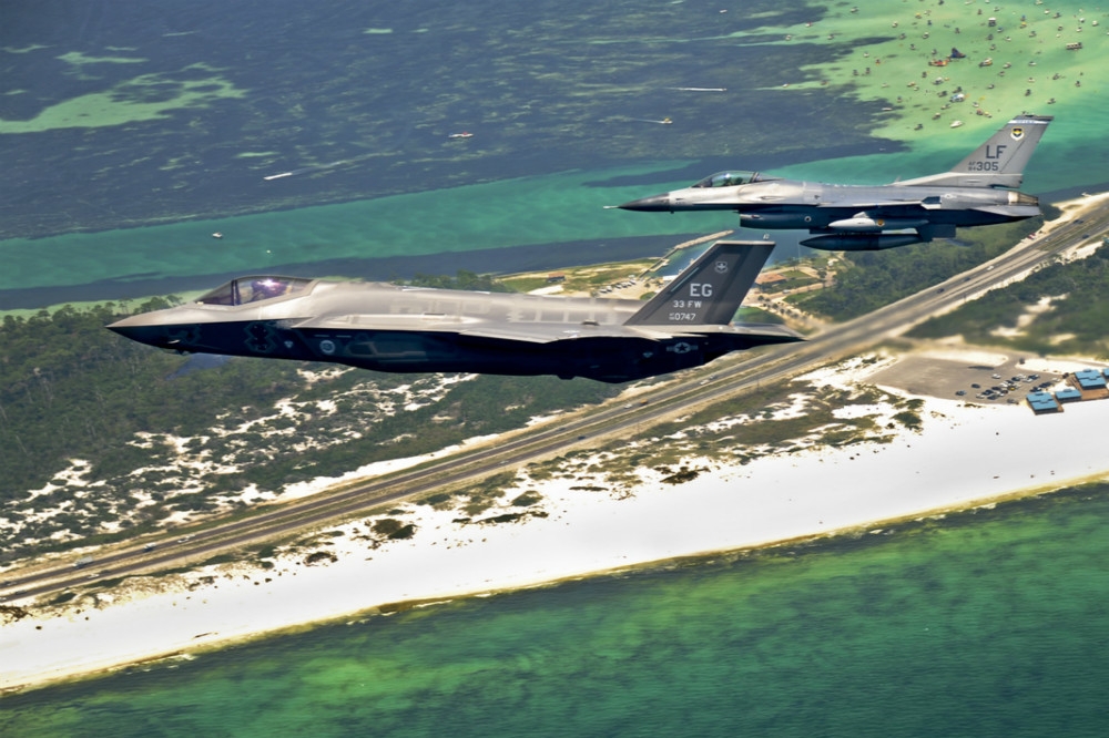 美軍現役最知名的兩款戰機：F-35A（下）與F-16並列飛行。（圖片取自美國空軍）