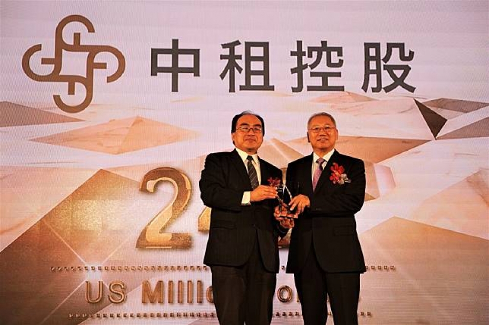 經濟部工業局局長呂正華(左)致贈2017台灣國際品牌奬座，中租迪和總經理侯明欽 (右)代表受獎。(圖片來源:中租迪和)