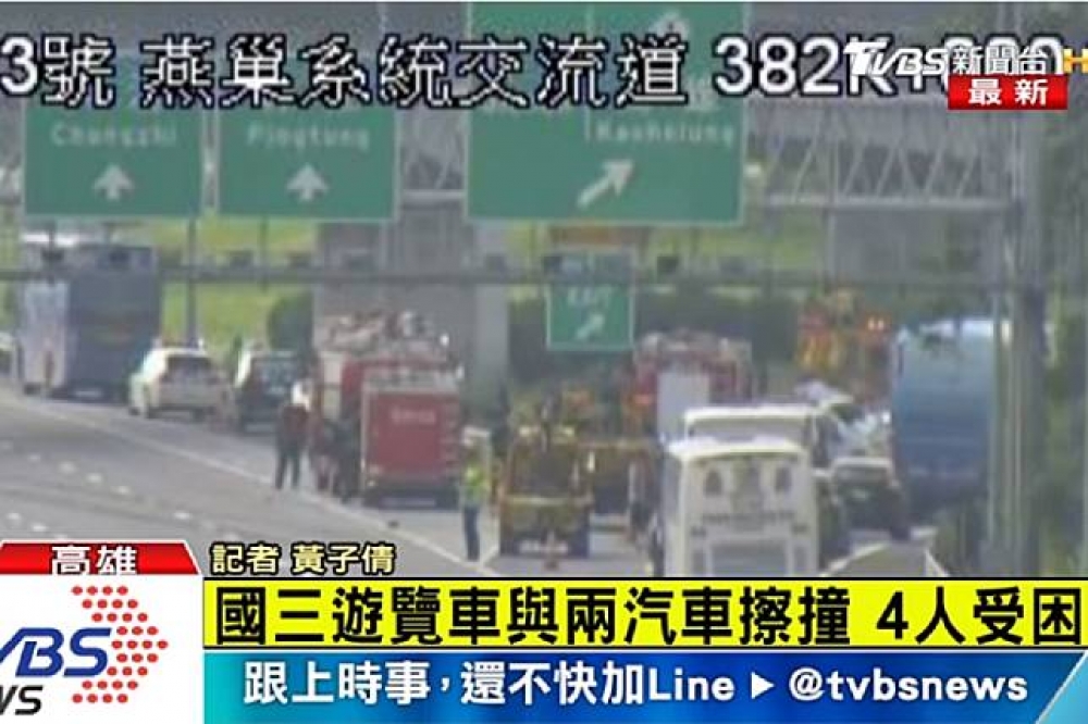 國道3號燕巢路段發生遊覽車追撞小客車意外，導致車內4人全數罹難。（圖片取自TVBS新聞）