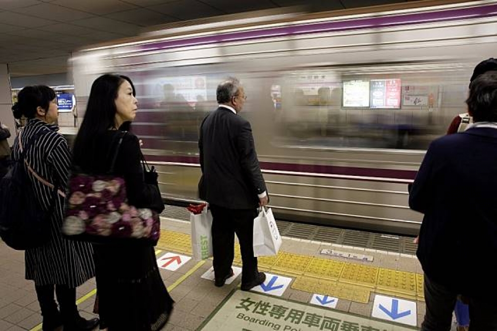 東京鐵路公司為提早20秒駛離車站而登往道歉。（湯森路透）