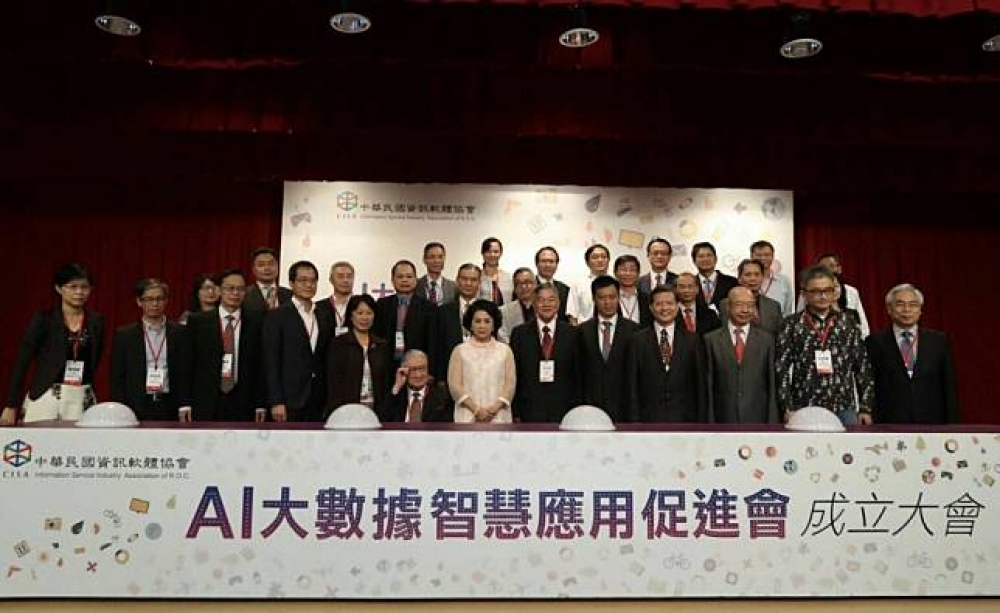 經濟部長沈榮津（右6）與中華民國資訊軟體協會理事長邱月香（右7）在成立大會中合影留念。（照片提供：中華民國資訊軟體協會）