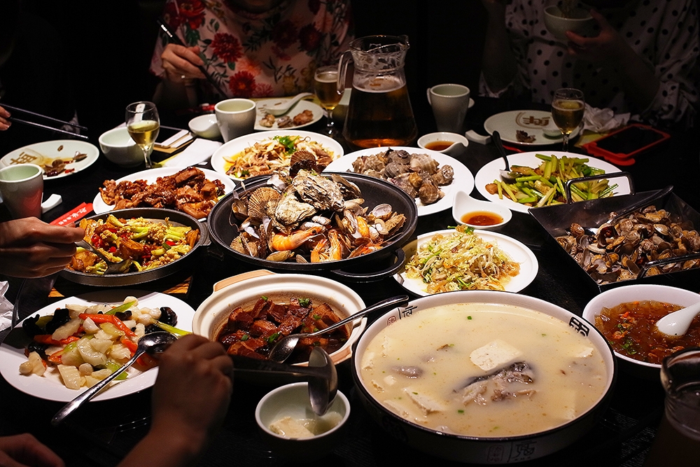 青島人吃飯習慣叫上一整桌的菜表示對客人的心意，並且要等菜全上齊了才開動。（攝影：吳文元）