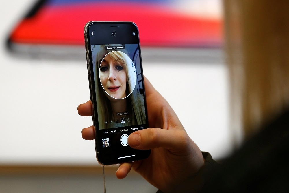iPhone X採用TrueDepth感測系統執行臉部辨識。（湯森路透）