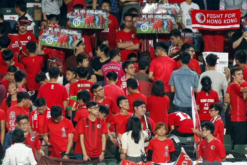 14日香港對戰黎巴嫩的足球賽事播放國歌時，部分香港球迷背對球場並發出噓聲。（湯森路透）