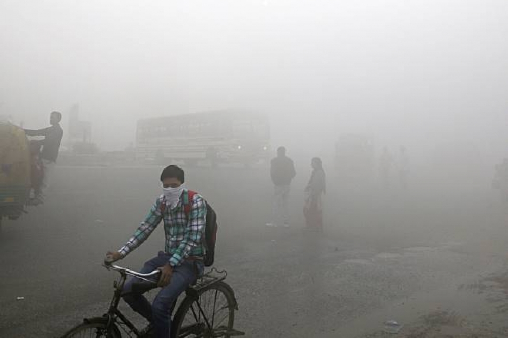 近來印度新德里空污問題嚴重，當地能見度低。（美聯社）