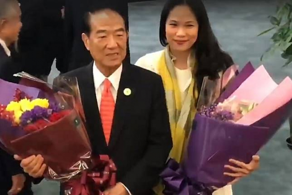  APEC我國領袖代表宋楚瑜12日下午返抵國門，大批媒體守候，對於女兒宋鎮邁（左）表現，他表示，「不辱使命，我以她為榮。」（圖片取自宋楚瑜找朋友臉書影片）