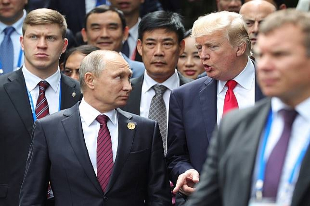俄羅斯總統普京與美國總統川普11日出席APEC峰會。（湯森路透）