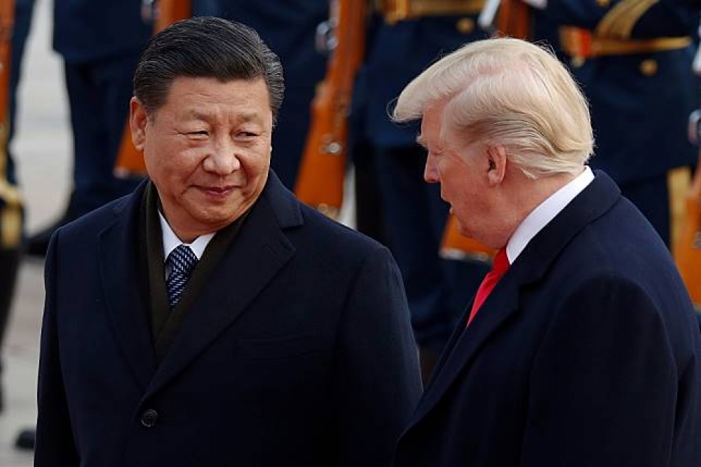 美國總統川普（圖右）與中共國家主席習近平（圖左）在亞太經濟合作會議（APEC）高峰會上言論不同調。（湯森路透）