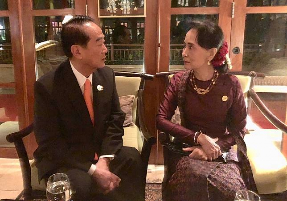 宋楚瑜代表我方出席亞太經合會（APEC）領袖峰會，在晚宴上與緬甸實質領導人翁山蘇姬交談、合影。（李鴻鈞提供）