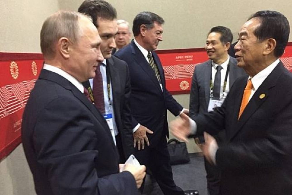 APEC（亞太經合會）10日下午舉行經濟領袖代表與企業諮詢委員會（ABAC）代表對話開幕儀式，我方領袖代表宋楚瑜與俄羅斯總統普丁(左)會晤握手。圖為去年APEC峰會宋楚瑜與普丁寒暄談話。（立委李鴻鈞提供）