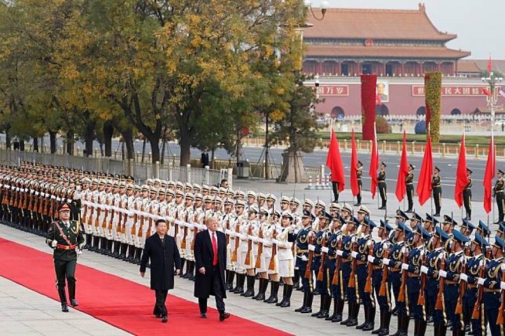 美國總統川普接受中國「皇帝級數」的「國是訪問+」高規格接待，習近平9日上午一同與川普在北京人民大會堂檢閱儀仗隊。（湯森路透）