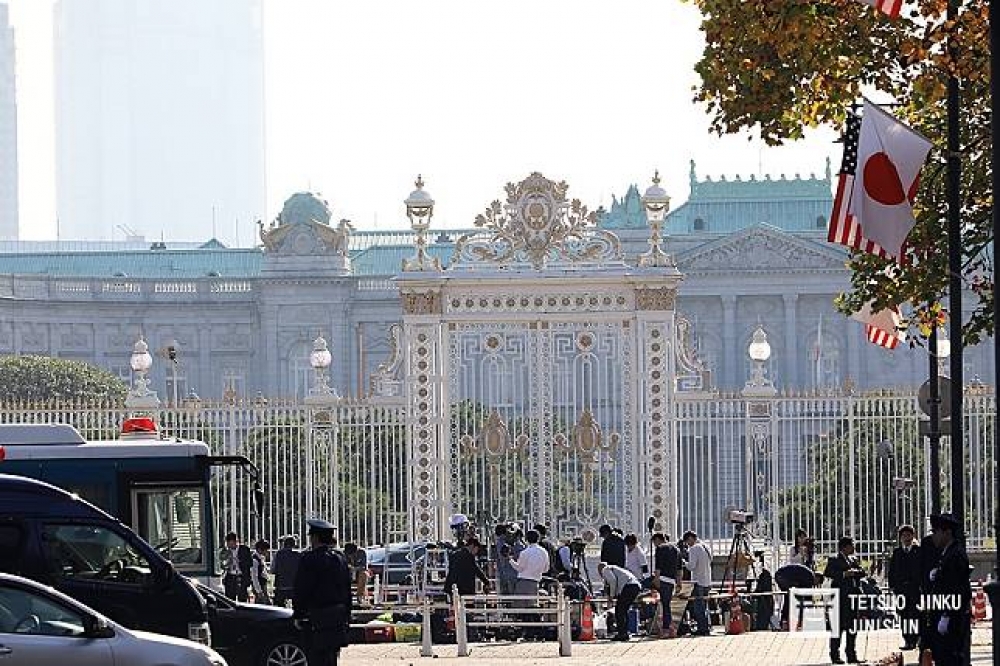 日美兩國領袖在赤坂迎賓館舉行會談，大批日本媒體苦守門外等待車隊抵達。（攝影：陳威臣）