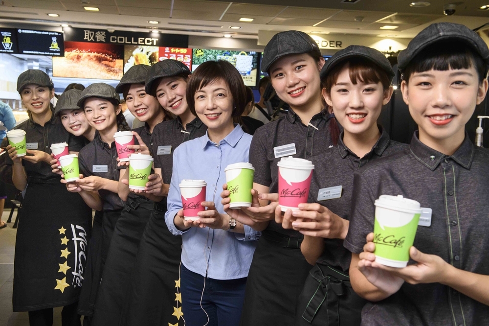 台灣麥當勞全球獨創McCafé「星級咖啡師」制度，考驗咖啡師的手作技術、五感呈現、殷勤款待、創意特調等實力（台灣麥當勞提供）