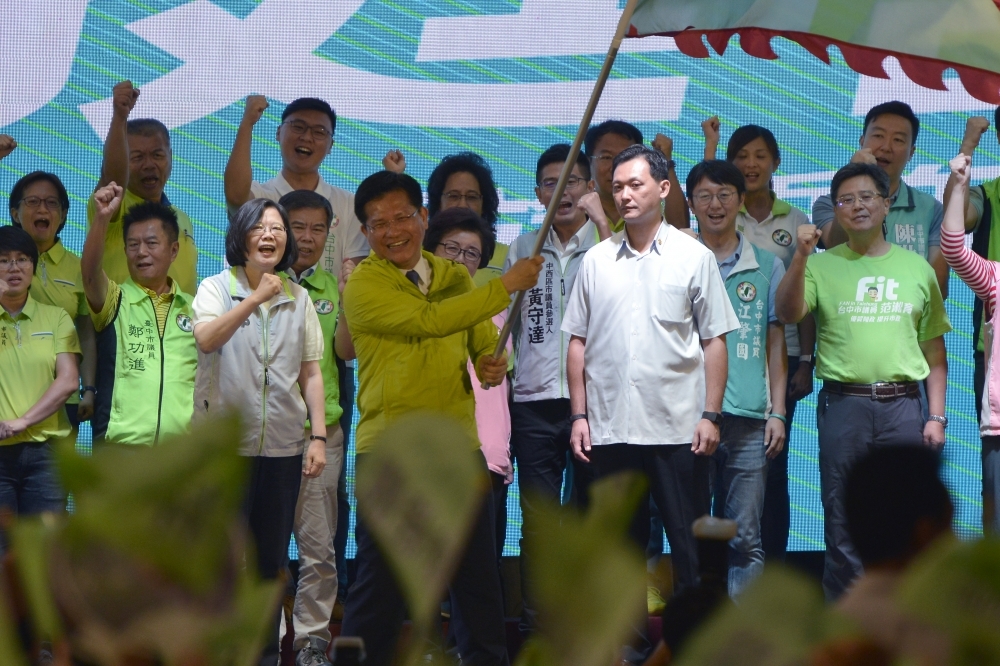 台灣世代智庫15日公布最新台中市長選情民調。支持度方面，林佳龍以41.4%力壓國民黨候選人盧秀燕31.1%。（資料照片／李智為攝）
